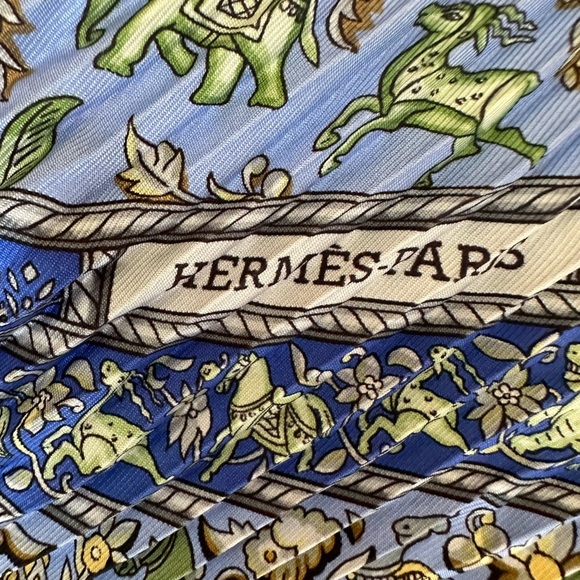 Hermes plissé silk cerulean blue scarf - Picture 3 of 8